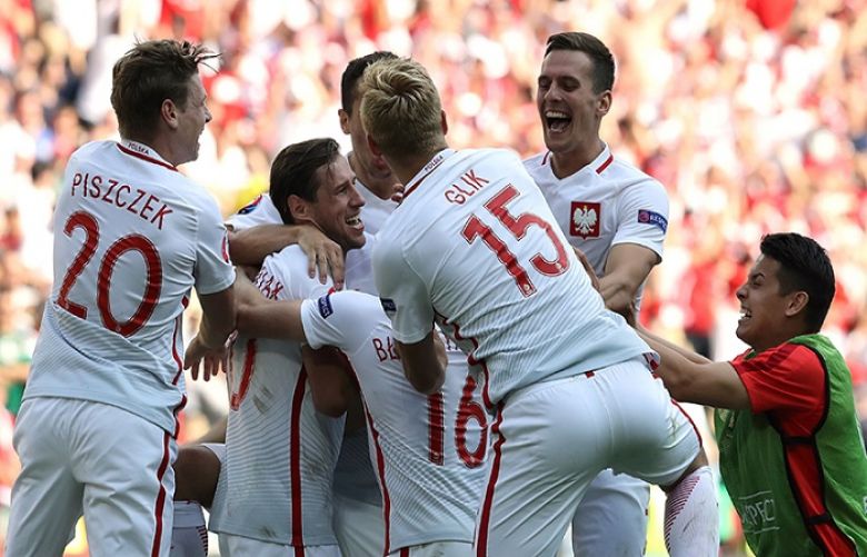 Poland&#039;s players celebrate their team&#039;s win.