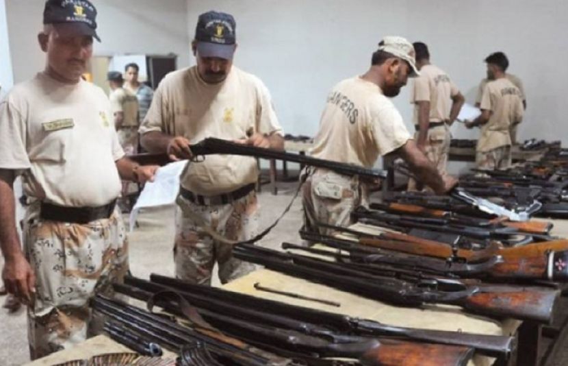 کراچی میں رینجرز کی کارروائی، خالی ٹینک سے بڑی تعداد میں اسلحہ برآمد