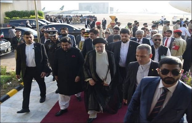 ایرانی صدر ڈاکٹر سید ابراہیم رئیسی خصوصی طیارے کے ذریعے کراچی آمد کے بعد مزار قائد پہنچ گئے