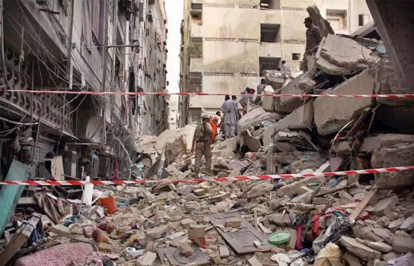 لیاری میں 2 منزلہ عمارت گرنے کے نتیجے میں 2 افراد جاں بحق اور 12 زخمی ہو گئے