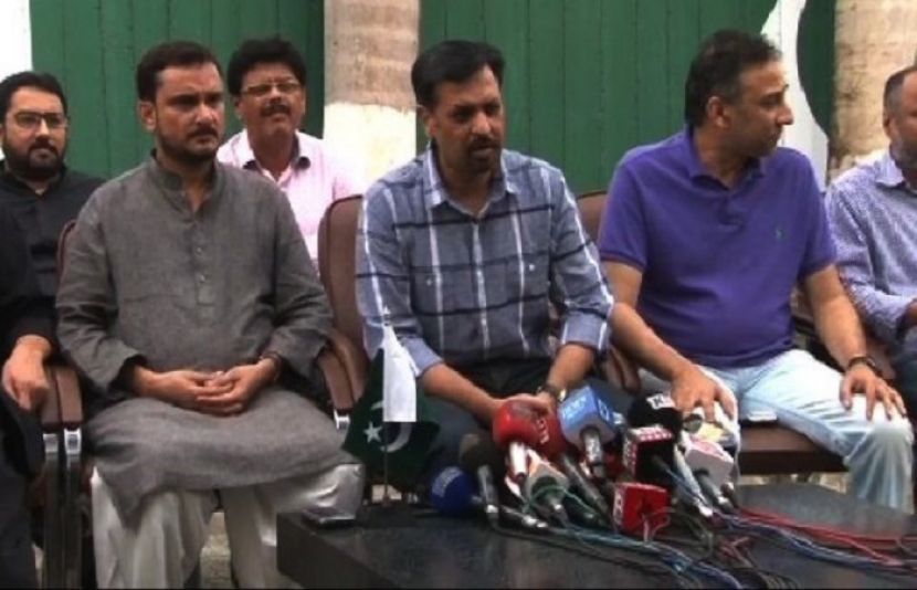 مصطفیٰ کمال کے پمراہ پریس کانفرنس کے دوران رکن قومی اسمبلی آصف حسنین نے پاک سرزمین پارٹی میں شمولیت کا اعلان کیا