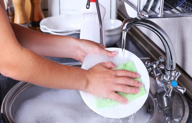 Mistakes you&#039;re making when washing dishes by hand