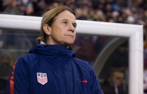 Soccer: U.S. women&#039;s head coach Ellis supports players&#039; lawsuit