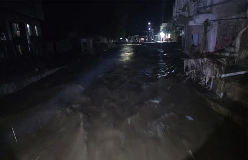 بونیر کے علاقے پیر بابا میں بارش کے بعد شدید سیلابی ریلے کے باعث ندی نالوں میں طغیانی آگئی