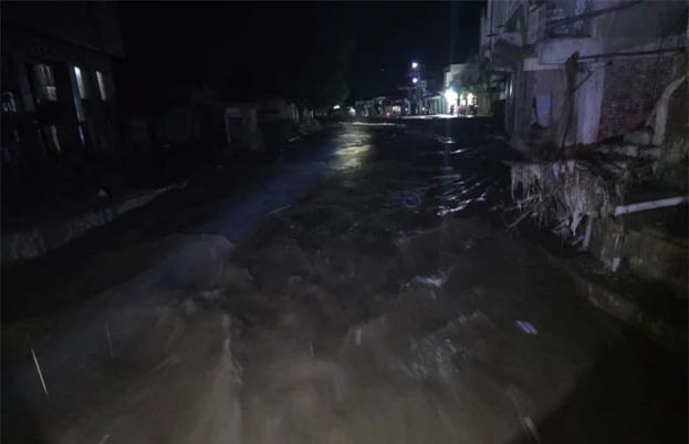 بونیر کے علاقے پیر بابا میں بارش کے بعد شدید سیلابی ریلے کے باعث ندی نالوں میں طغیانی آگئی