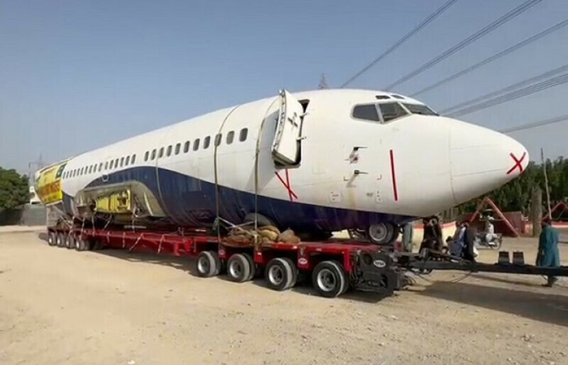 ملکی تاریخ میں پہلی بار مسافر طیارے کو بذریعہ سڑک ایک شہر سے دوسرے شہر منتقل کیا جا رہا ہے