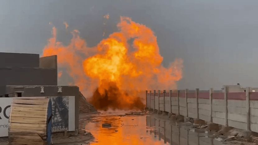 کراچی میں غنی چورنگی کے قریب شیرشاہ میں پلاسٹک کے گودام میں آگ بھڑک اٹھی۔