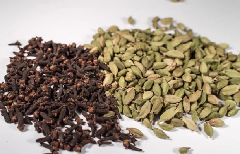 چھوٹی الائچی اور لونگ کو ملا کر کیوں کھانا چاہیے؟