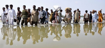 ڈیرہ غازیخان: سیلاب متاثرین میڈیکل کیمپ نہ ہونے کی وجہ سے لوگ گیسٹرو میں مبتلا