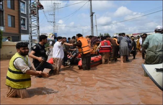 پشاور میں بارش سے ننالے بھپر گئے، ندی نالوں کا پانی رہائشی علاقوں میں داخل ہوگیا، کشتیوں کے ذریعے لوگوں کو نکالا جا رہا ہے