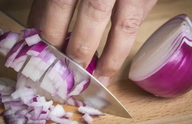 کیا آپ بھی ہر بار پیاز کاٹتے وقت آنکھوں سے بہتے آنسوؤں سے تنگ آ چکے ہیں