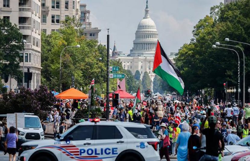 امریکی دارالحکومت واشنگٹن میں صدر ڈونلڈ ٹرمپ کے فوج تعیناتی کے فیصلے کے خلاف ہزاروں افراد نے احتجاجی مارچ کیا