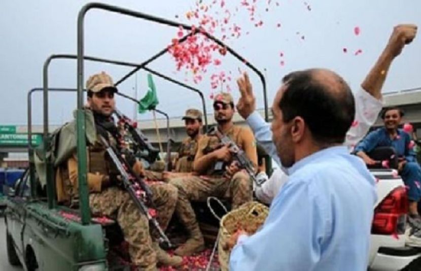 سیالکوٹ میں پاک فوج کے جوانوں پرپھول نچھاور کیے گئے