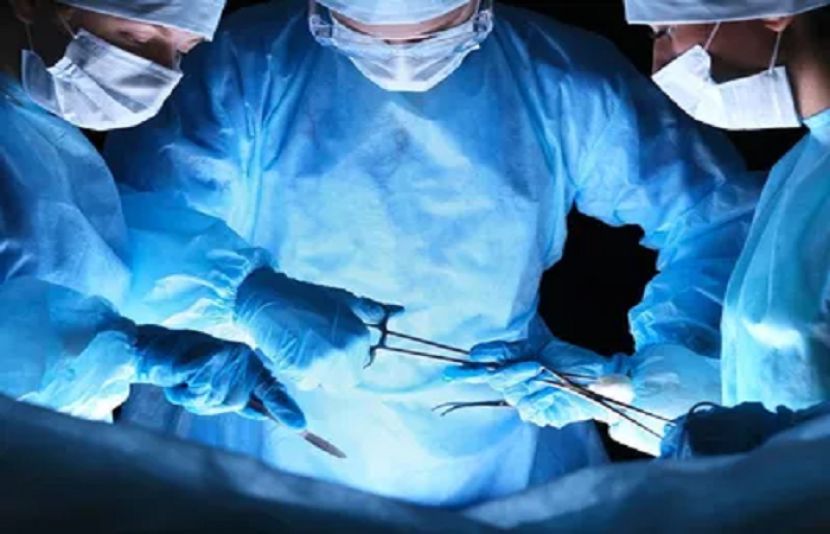 بھارتی ریاست اترپردیش میں ڈاکٹروں نے خاتون کے پیٹ سے ڈھائی کلو بال نکال لیے۔