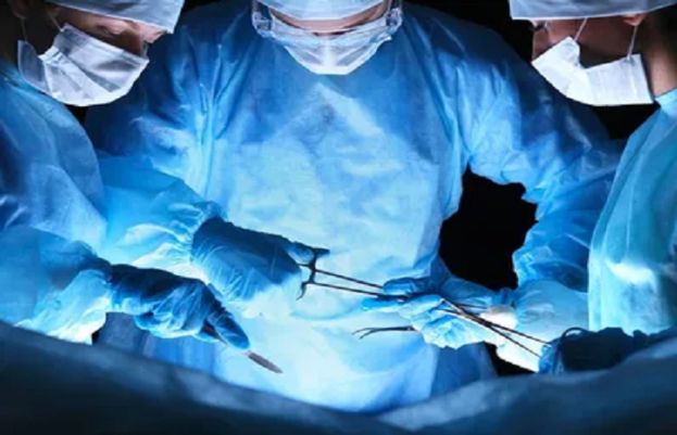 بھارتی ریاست اترپردیش میں ڈاکٹروں نے خاتون کے پیٹ سے ڈھائی کلو بال نکال لیے۔