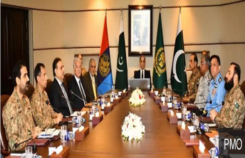 وزیراعظم محمد شہباز شریف نے نائب وزیراعظم اور وزیر خارجہ اسحٰق ڈار، وزیر دفاع خواجہ آصف اور مسلح افواج کے سربراہان کے ہمراہ انٹر سروسز انٹیلی جنس (آئی ایس آئی) کے ہیڈ کوارٹرز کا دورہ کر رہے ہیں
