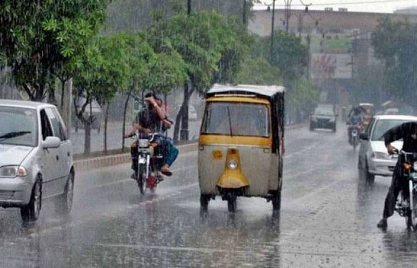 محکمہ موسمیات کے مطابق آئندہ 24 گھنٹوں کے دوران ملک بھر میں موسم گرم اور شدید حبس کا راج برقرار رہے گا، تاہم بعض علاقوں میں بارش اور تیز ہواؤں سے گرمی میں وقتی کمی متوقع ہے۔