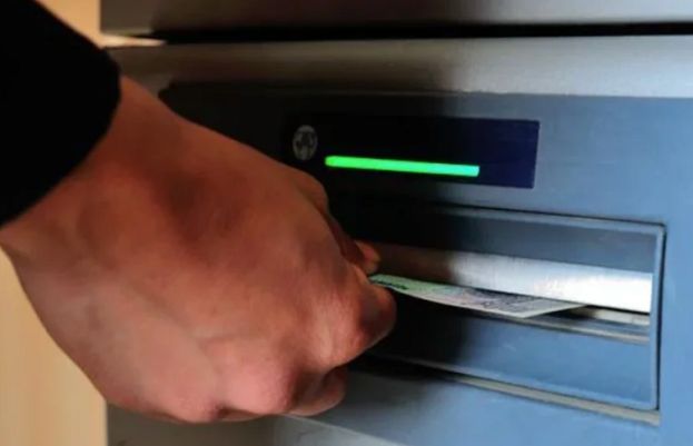 اگر اے ٹی ایم مشین میں پیسے پھنس جائیں تو کیا کرنا چاہیئے