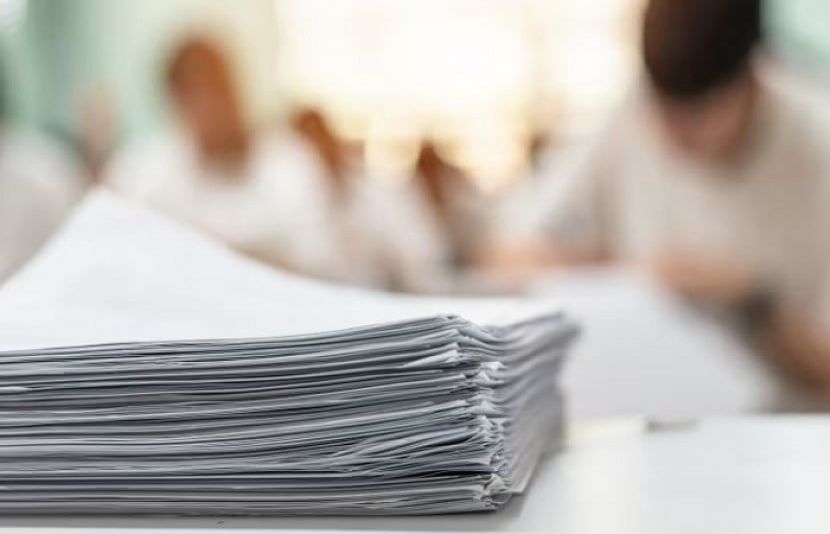 پرچے چرانے پر ماں اور ٹیوٹر گرفتار