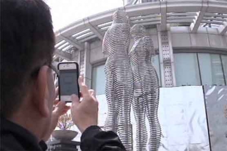 چین میں اسٹیل سے بنا مجسمہ شائقین کی توجہ کا مرکز