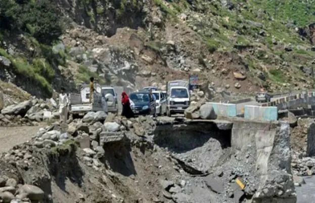 شاہراہ کاغان ، 24گھنٹےسے کیوں بند ؟ جانئں