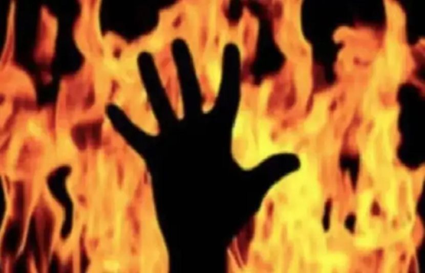 حیدرآباد میں معروف سندھی شاعر آکاش انصاری آگ سے جھلس کر جاں بحق ہوگئے۔