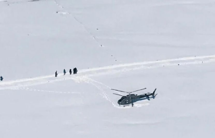 پاک فوج کی زمینی ٹیم نے شدید برفباری کے باوجود ریسکیو آپریشن جاری رکھا اور مشکل میں پھنسے مسافروں کو کامیابی سے ریسکیو کرلیا