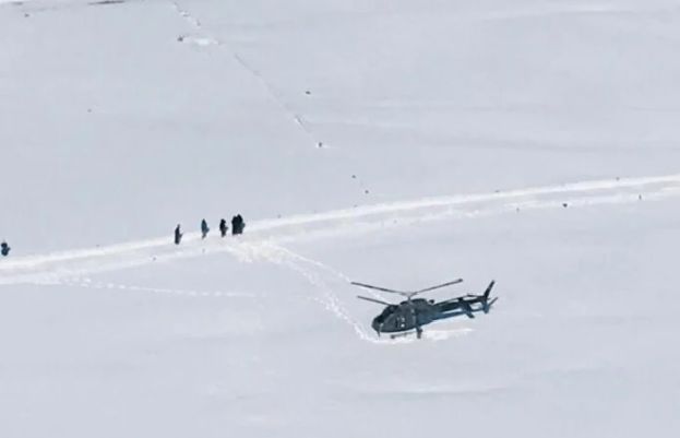 پاک فوج کی زمینی ٹیم نے شدید برفباری کے باوجود ریسکیو آپریشن جاری رکھا اور مشکل میں پھنسے مسافروں کو کامیابی سے ریسکیو کرلیا