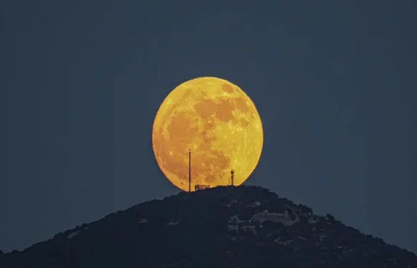 ترجمان اسپارکو کے مطابق آج رات رواں سال کا پہلا سُپر مون دیکھا جا سکے گا