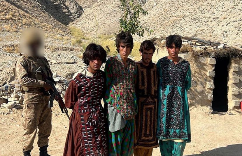 خضدار: آپریشن کے دوران خواتین کے لباس میں فرار ہونیوالے 4 دہشتگرد گرفتار