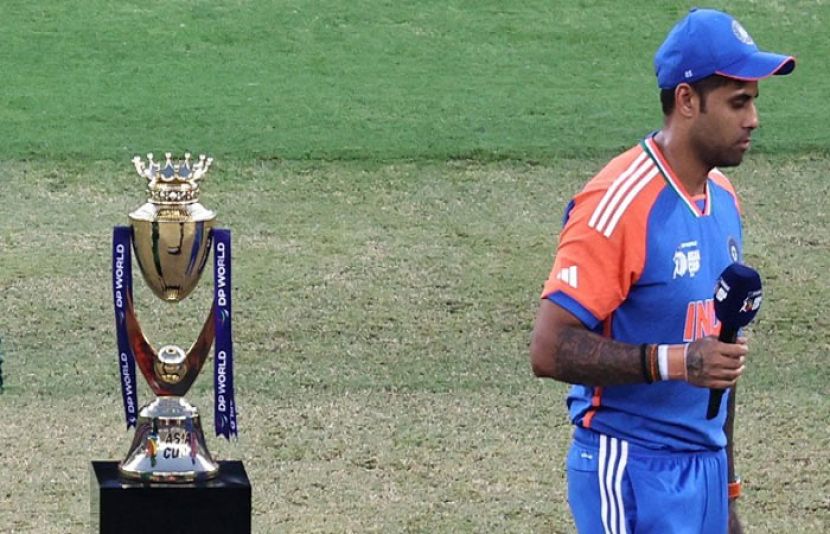 فاتح بھارتی ٹیم کو ٹرافی دیے بغیر ہی انتظامیہ ٹرافی اپنے ساتھ لے گئی