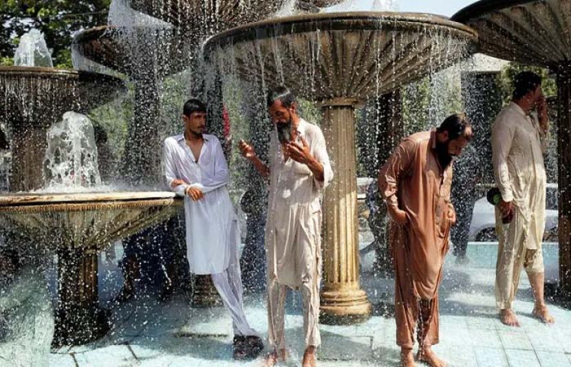 شہرِ قائد میں سورج آگ برسانے لگا، شہری گرمی سے تلملا اٹھے