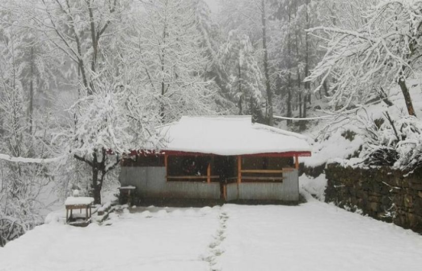 ملک کے بالائی علاقوں میں بارش اور برف باری