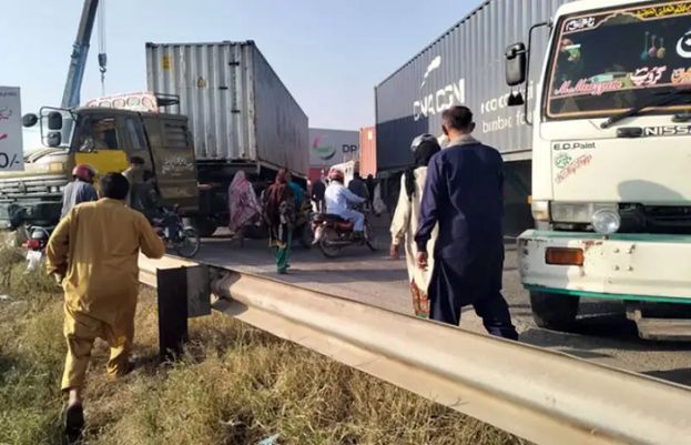 مذہبی جماعت کے ممکنہ احتجاج کے پیشِ نظر داتا دربار کے اطراف میں کینٹینرز لگا دیے گئے