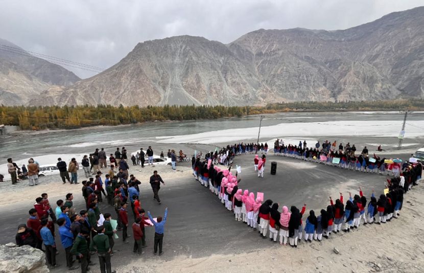 طلباء و طالبات نے سرکاری اسکول میں اساتذہ کی کمی کے خلاف احتجاج کرتے ہوئے شاہراہِ سیاچن کو بند کردیا۔