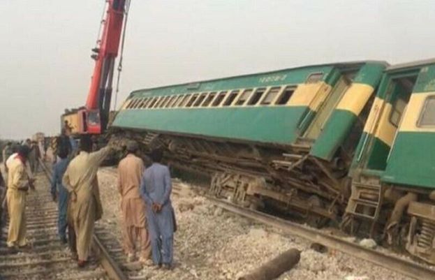 گاؤں سلطان کوٹ کے نزدیک ریلوے ٹریک پر دھماکے کے نتیجے میں جعفر ایکسپریس کی 4 بوگیاں پٹری سے اتر گئیں