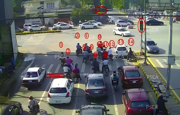 کراچی میں ای چالان کا آغاز؛ 6 گھنٹوں میں ایک کروڑ روپے کا جرمانہ وصول