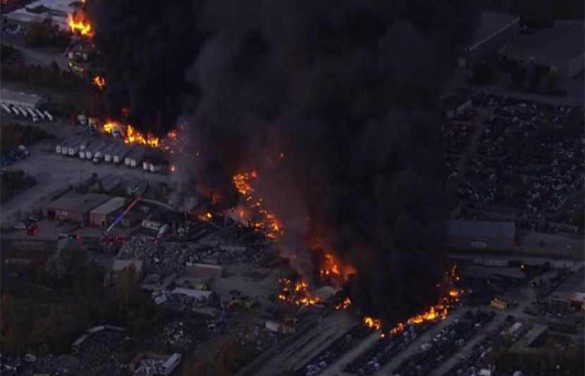 امریکی ریاست کینٹکی کے شہر لوئی وِل کے ایئرپورٹ کے قریب ایک کارگو طیارہ گر کر تباہ ہوگیا