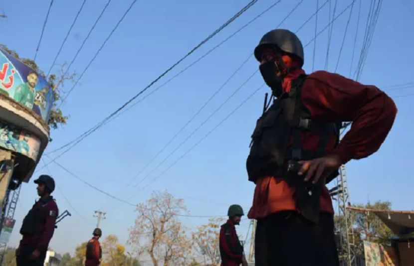 خیبرپختونخوا کے اضلاع صوابی اور بنوں میں دہشت گردی کے دو مختلف واقعات پیش آئے۔ صوابی میں تھانہ صوابی کی حدود جھنڈا چوکی پر نامعلوم شرپسندوں کی فائرنگ۔