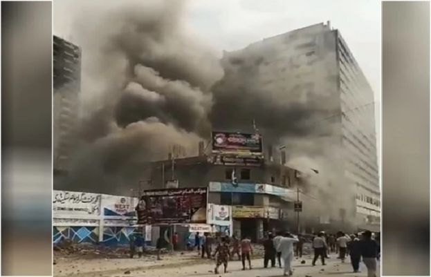 کراچی کے علاقے صدر میں ایم اے جناح روڈ پر پٹاخوں کے گودام میں زور دار دھماکے کے بعد آگ لگ گئی