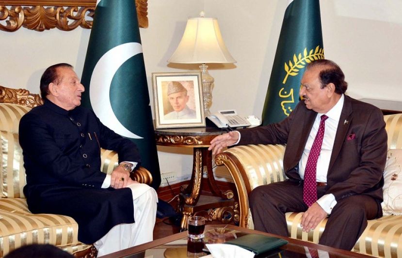 صدر ممنون حسین گلگت بلتستان کے گورنر میر غضنفر علی خان سے گفتگو کر سے گفتگو کرتے ہوئے