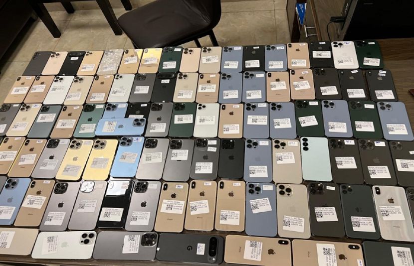 لاہور ایئرپورٹ پر ایک کروڑ 20 لاکھ روپے مالیت کے اسمگل شدہ موبائل فون ضبط کر لیے