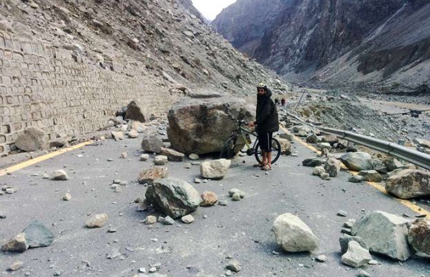 شاہراہ قراقرم لینڈ سلائیڈنگ کے باعث بند