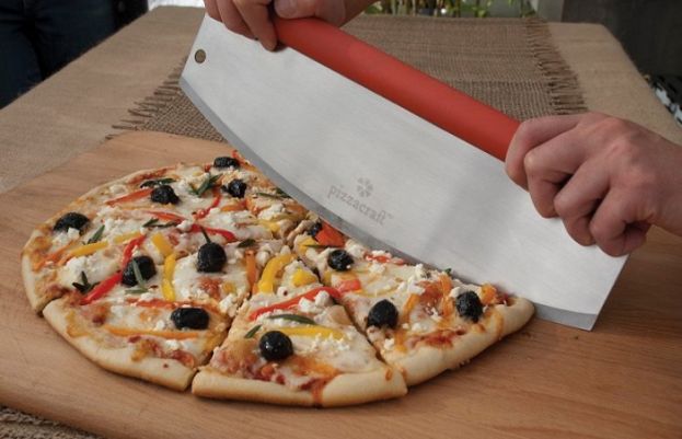 مشہور کمپنی پیزا میں سے چھری کا ٹکڑا نکل آیا۔