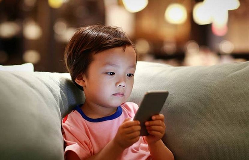 بچے سوشل میڈیا پر زیادہ وقت گزارتے ہیں تو یہ عادت ان کی تعلیمی قابلیت کے لیے تباہ کن ثابت ہوسکتی ہے