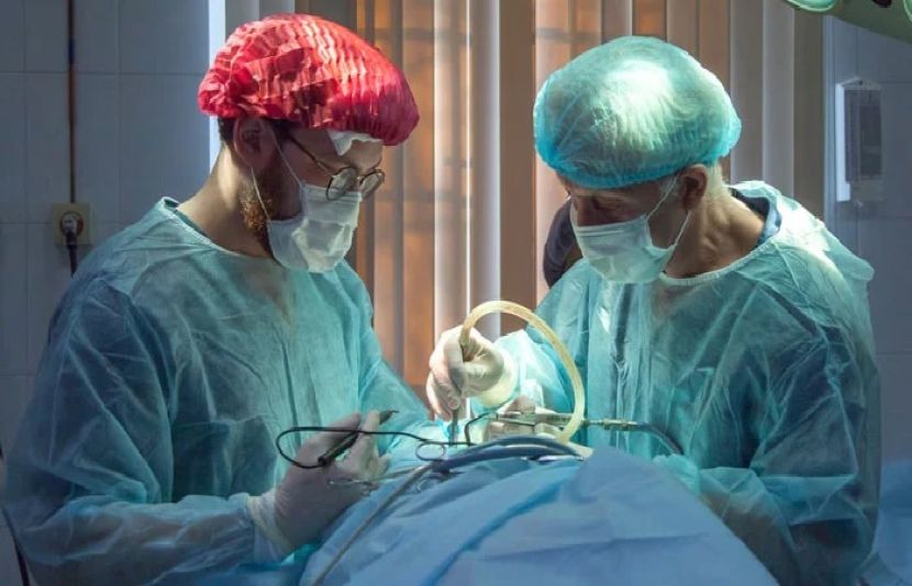 ڈاکٹرز نے مریض کے موبائل استعمال کے دوران دماغ کا آپریشن کرکے ٹیومر نکال دیا