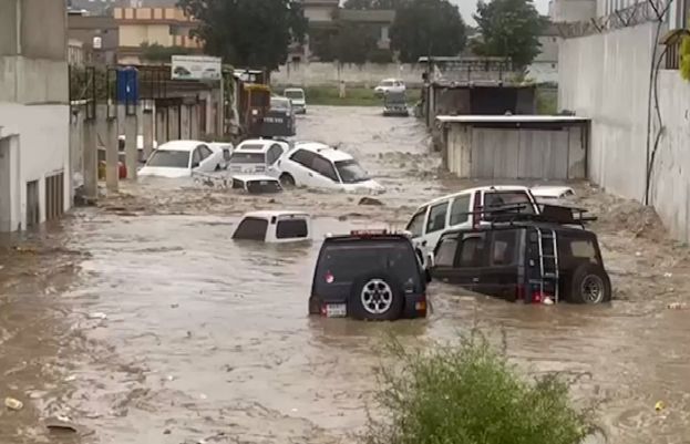 گاڑی پانی میں ڈوب رہی ہو تو جان کیسے بچائی جائے؟