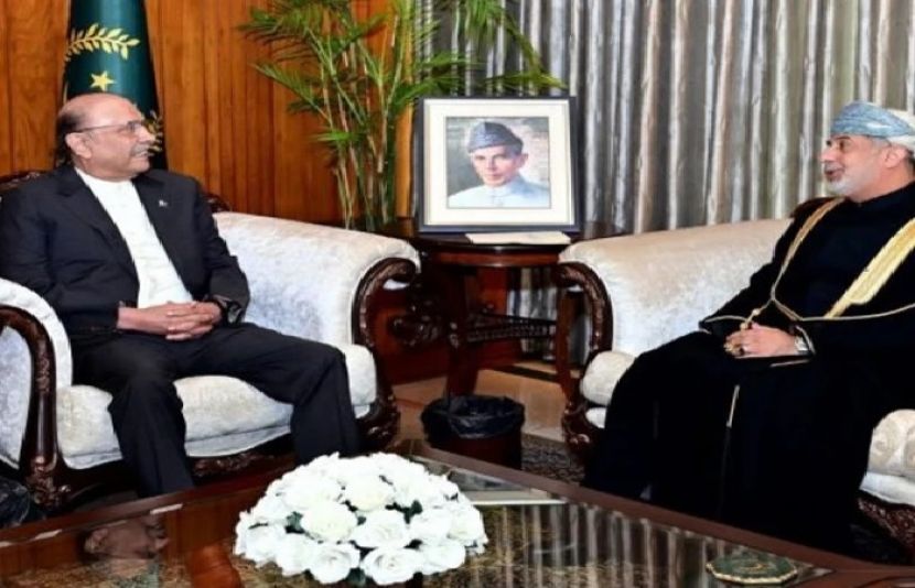 صدرمملکت آصف علی زرداری سے عمان کے سفیر فہد سلیمان خلف الخاروصی ملاقات کر رہے ہیں