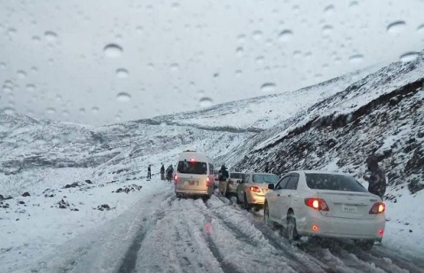 ملک کے بالائی علاقے برف سے ڈھک گئے