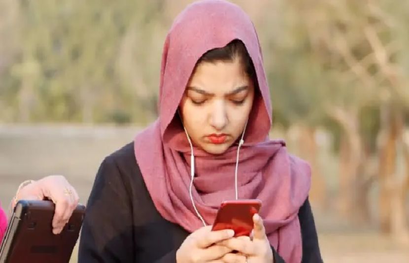 سوشل میڈیا پر مختصر ویڈیوز کو دیکھنے سے وقت اچھا گزرتا ہے